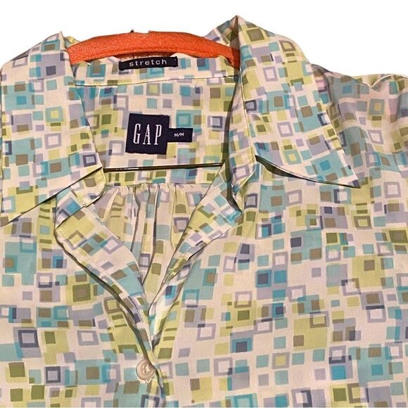 GAP Geometric Print Shirt in Shades of Green - Picture 2 of 8